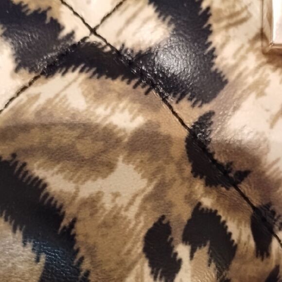 Vince Camuto Quilted Leopard Print Shoulder Bag – Gold Hardware, Bold Statement - Picture 5 of 7